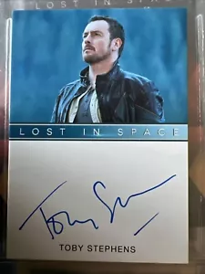 Lost in Space SEASON 1 - AUTOGRAPH Card TOBY STEVENS Rittenhouse - Picture 1 of 2