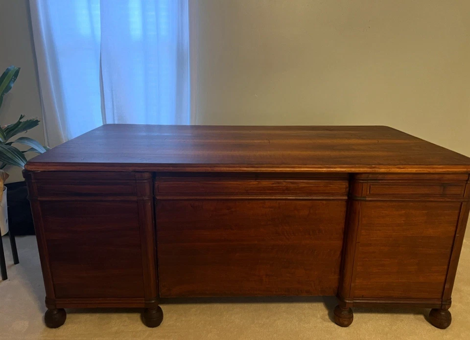 Escritorio ejecutivo grande de nogal Foto 1 de 4