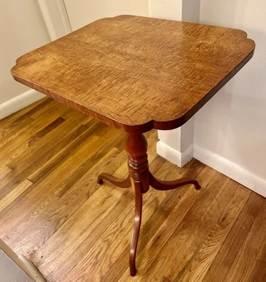 Preciosa mesa antigua inclinable de 1800, trípode rizado de arce de tigre patas de araña Foto 1 de 4