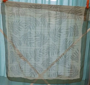 Transparentes Halstuch mit Blatt-Motiven - Bild 1 von 4