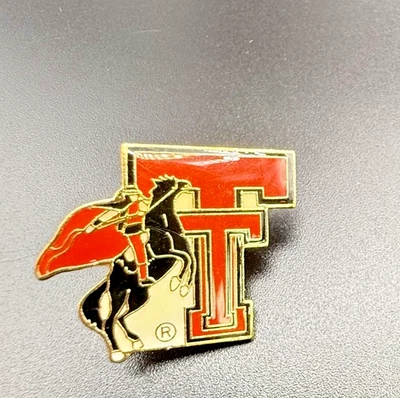Texas Tech University ~ Red Raiders ~ Pin de solapa ~ Cierre trasero de embrague ~ Tachuela de corbata ~ Sombrero ~ Chaleco Foto 1 de 4