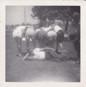 VINTAGE FOTO - SEXY TYP POSIERT mit ZIGARETTE, MÄDCHEN GEBEUGT mit BUTTS IN AIR - Bild 1 von 1