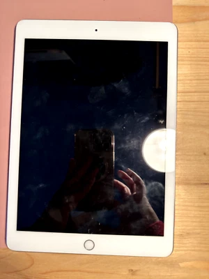 Apple iPad 6a Gen. non funzionante - Immagine 1 di 2