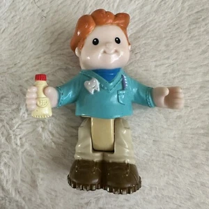Fisher Price Little People Dentista Don Flexible Posable 3" Pasta de Dientes de Cabello Rojo - Imagen 1 de 4