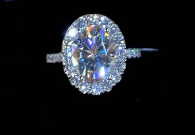 Anillo de compromiso de oro blanco de 14 quilates con halo de diamantes ovalados creado en laboratorio de 3 quilates Foto 1 de 4