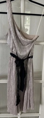 Vestido Express de un hombro metálico para mujer pequeño cinturón de cinta Foto 1 de 4