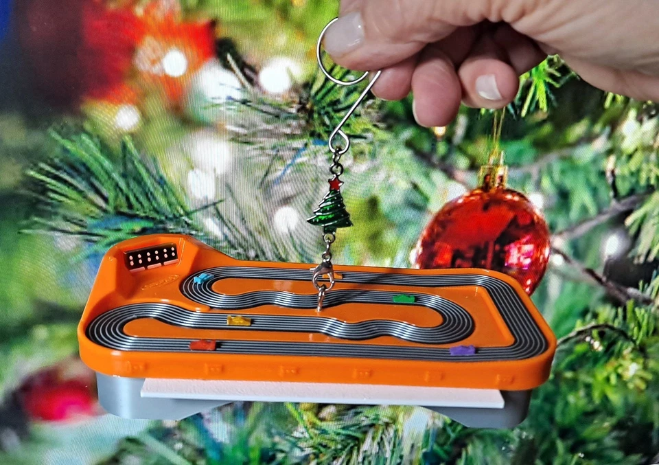 Adorno de Navidad Aurora Slot Cars Tubbie Track - ¡Disponible en 3 Colores Retro! Foto 1 de 4