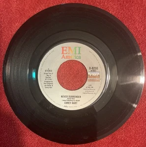 Corey Hart - Never Surrender - 1985 EMI America Vinyl 45 - B-8268 - Imagen 1 de 2