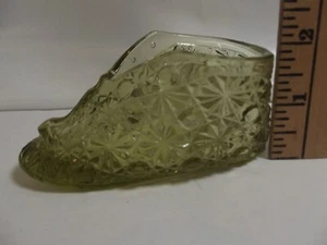 Zapato botín bebé vintage Fenton de vidrio verde patrón de botón margarita soporte a juego - Imagen 1 de 9
