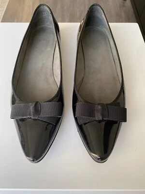 Designer Bow Patent Leather Flat Shoes Womens Size 8 Pointy Toe Black - Image 1 of 4