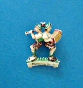 Vintage BAYERN VEREIN CLUB Newark NJ Pin with 2 Musicians in Lederhosen! German - Picture 1 of 2