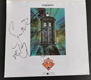 Jon Pertwee, Tom Baker + 4 Doctors SIGNED Doctor Who Calendar 1996 12"x11" G/VG - Foto 1 di 8