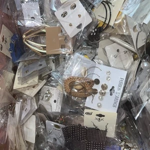 RESELLERS LOT OF 100 RANDOM EARRINGS NWT - Picture 1 of 2