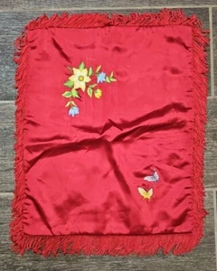 Funda Almohada Vintage Rojo Satinado con Flores Bordadas - Imagen 1 de 11