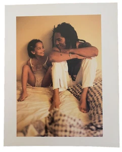Foto de página de libro de mesa de café Lenny Kravitz & Daughter 8x10 - Imagen 1 de 1