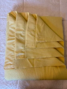 Vintage Acrylic Blanket 72x86 Yellow Satin Trim Super Soft Warm EUC - Picture 1 of 7