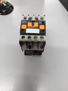 Contactor Auxiliar Telemecanique CA2 DN31 240V 50Hz - Imagen 1 de 3