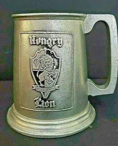 Taza de colección RWP Wilton Columbia PA peltre cresta de león hambriento piedra cisterna - Imagen 1 de 12