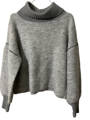 Suéter By Together Gris Brezo Gran Tamaño Cuello Alto Talla Pequeña Foto 1 de 4