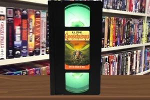 Goosebumps Book: Why I'm Afraid Of Bees VHS Lamp + Remote - Imagen 1 de 2