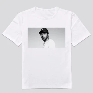 CAMISETA PERSONALIZADA KENDRICK LAMAR RAPERO MÚSICA HIP HOP R&B VINTAGE TEE ARTIST - Imagen 1 de 3