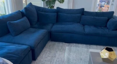 当代 West Elm x Steelcase Belle 原型海军蓝和灰色截面沙发 — 第 1/2 张图片