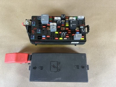 2008-2011 BUICK LUCERNE CADILLAC DTS REAR FUSE BOX UNDER SEAT 13697145 - Image 1 of 4