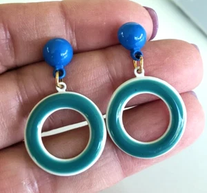 Vintage Randi blau & türkis mit weißen baumelnden Creolen Ohrringe 1-3/8" in Karte - Bild 1 von 6