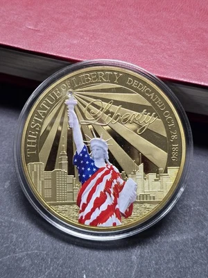 СТАТУЯ СВОБОДЫ COLOSAL ПАМЯТНАЯ МОНЕТА 24K ЗОЛОТО СЛОИСТЫЙ ЦВЕТНОЙ НОВЫЙ  - Изображение 1 из 4