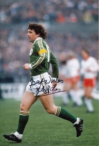 AUTÓGRAFO DE FÚTBOL JOHNNY GILES FIRMADO A MANO 12X8 REPÚBLICA DE IRLANDA 1 - Imagen 1 de 1