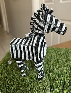 Figura de cebra hecha a mano con cuentas en blanco y negro 8,5" decoración de safari africano - Imagen 1 de 6