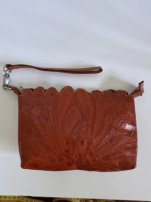 Bolso sin asas de muñeca Leaders en cuero naranja quemado floral en relieve hecho en Paraguay Foto 1 de 4