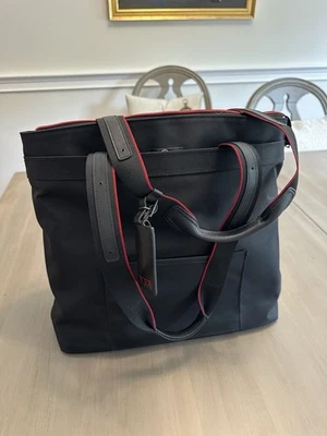 Bolso Tumi Companion - Negro con detalles rojos | Excelente estado Foto 1 de 4