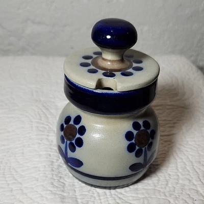 Tarro de cerámica azul y blanco con diseño floral Foto 1 de 4