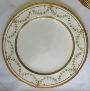 RARO PLATO DE CENA WEDGWOOD X6819 DORADO INCRUSTADO CON BOTINES FRONDOSOS LEVANTADOS Y PUNTOS AZULES - Imagen 1 de 7