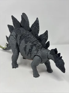 Figura de dinosaurio Stegosaurus Jurassic World gris Action Attack Mattel 2017 - Imagen 1 de 6