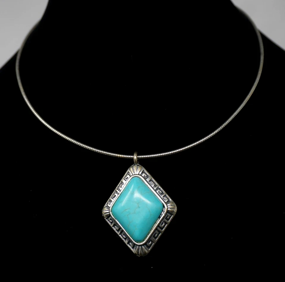 Gargantilla colgante en forma de diamante con collar de piedra Howlita turquesa Maire Foto 1 de 4