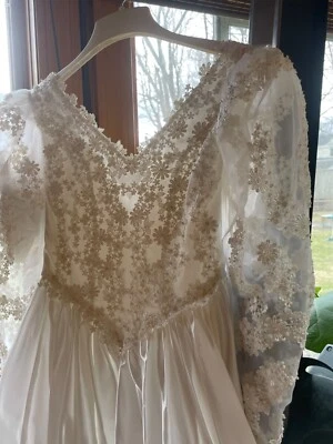 Italian wedding gown size 4, hand sewn beading and appliqué - Image 1 of 4