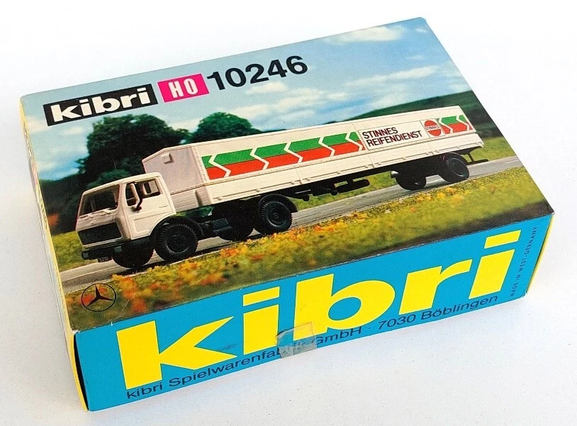 KIBRI 1:87 #10246 - Mercedes Benz tractor+semitrailer Stinnes Reifendienst -KIT - Immagine 1 di 1