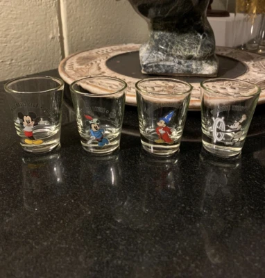 4 vasos de tiro vintage de Mickey Mouse de película/televisión de Disney de 2 1/4" - impecables Foto 1 de 4