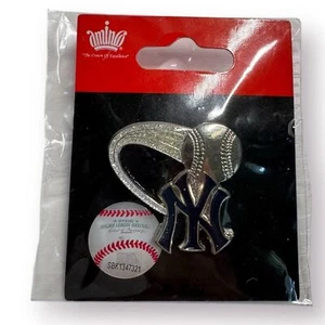 Prendedor de solapa Aminco 2013 NY New York Yankees bola elevada brillo sendero MLB de colección - Imagen 1 de 2