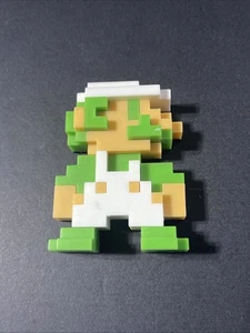 Figura Jakks Pacific World of Nintendo Luigi Super Mario Bros 8 bits verde 2,5" - Imagen 1 de 6