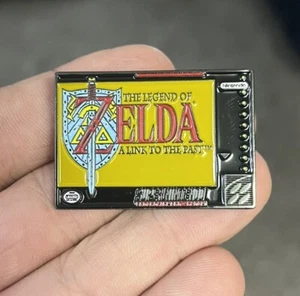 Prendedor esmaltado Legend Of Zelda Link To The Past SNES Super Nintendo retro años 90 RPG - Imagen 1 de 2