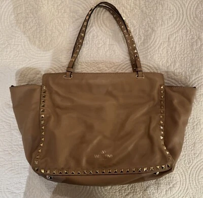 Bolso de Mano Valentino Garavani Rockstud Beige Tostado Foto 1 de 4