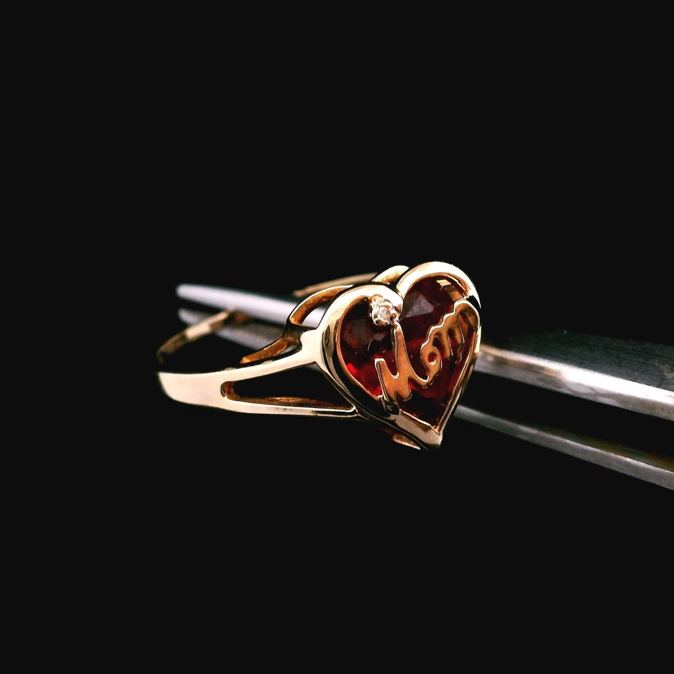 Anillo Corazón “Mamá” Oro Amarillo 10KT 1.3dwt con Diamante – Talla 7.25 Foto 1 de 4