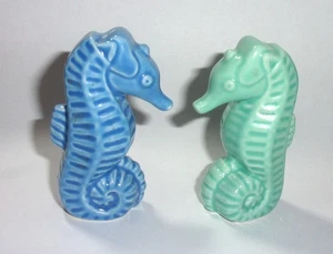 "Salero y pimentero de cerámica azul y verde menta de 2,75"" de alto caballito de mar" - Imagen 1 de 7