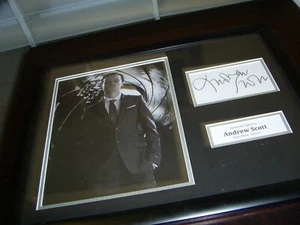 JAMES BOND ANDREW SCOTT SIGNIERT CA. 17 X 13 ZOLL GERAHMTES DISPLAYFOTO COA - Bild 1 von 1