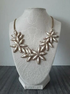 Hermoso Collar Vintage Blanco Lucita y Tono Plateado Estrás Firmado T - Imagen 1 de 11