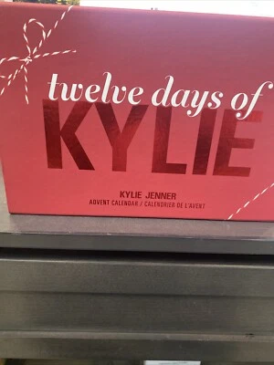 Kylie Cosmetics Calendario de Adviento Doce Días de Navidad Maquillaje Cuidado de la Piel Nuevo Foto 1 de 4
