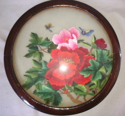ANCIENNE BELLE TAPISSERIE BOUQUET FLEURS ROSES PAPILLON EN FIL DE SOIE 1950 - Photo 1/4